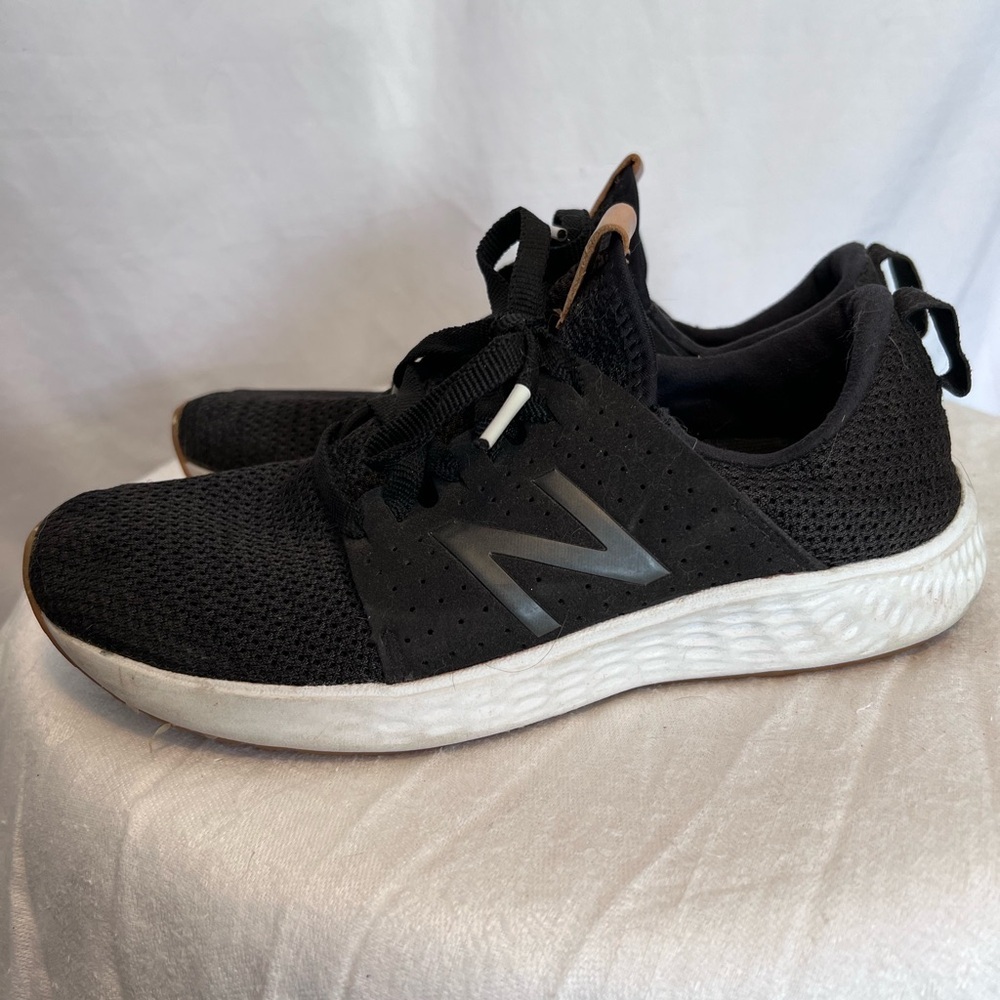 New Balance Black and White Athletic Shoes Fresh Foam 7.5. - Picture 2 of 6